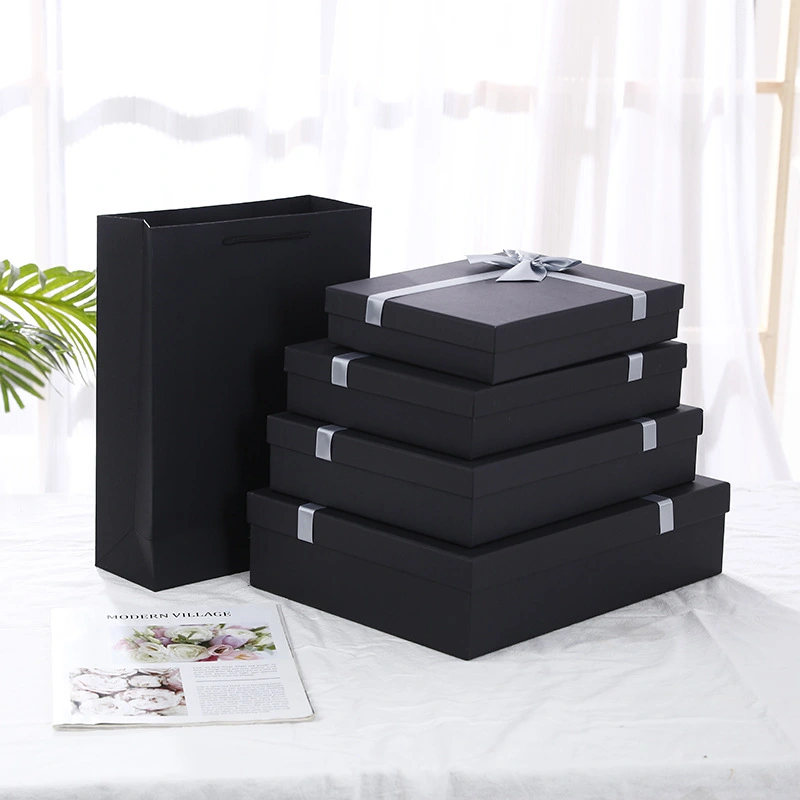 ঢাকনা সহ আয়তক্ষেত্রাকার কালো উপহার বাক্স